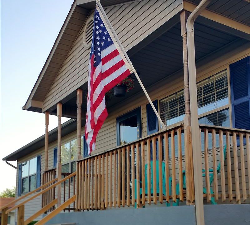 1st image of 208 Bradford Dr