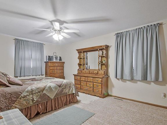 4th image of 2921 N Lake Shore Dr