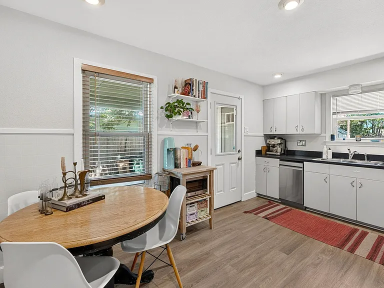 200 E Skyview Rd — Photo 13