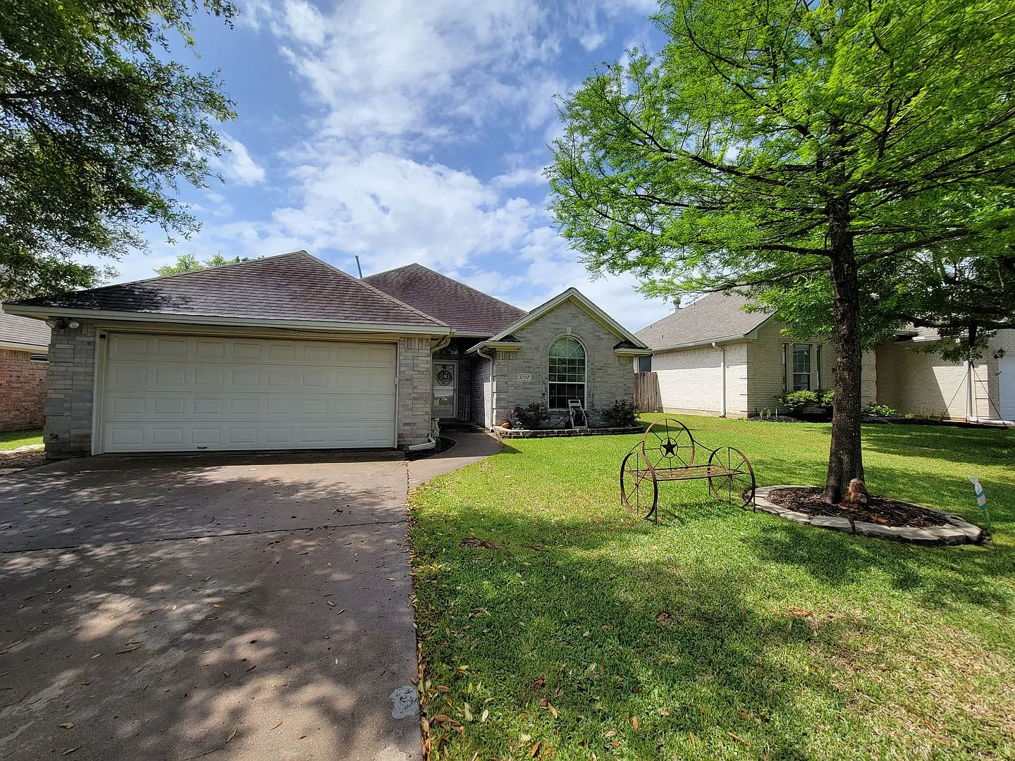 College Station -3 Bedroom / 2 Bath / 2 Car Garage / Fenced In Back Yard. In Edelweiss Gartens — Photo 2