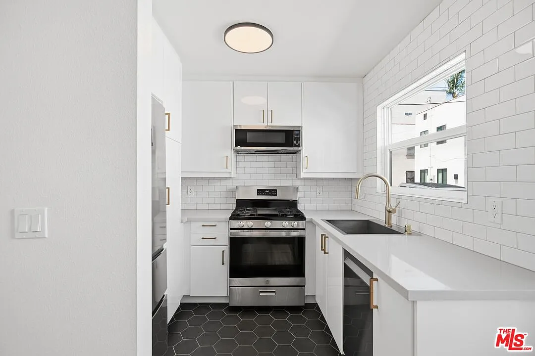 1 bed, 1.0 bath, 900 sqft, $2,295 — Photo 1
