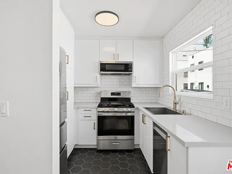 3611 W 4th St — Photo 7