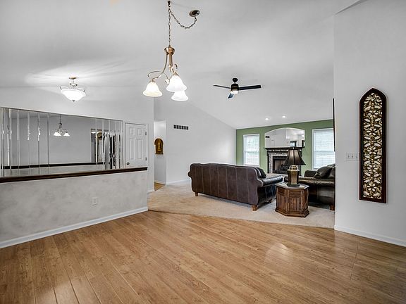 4th image of 950 Port Cir