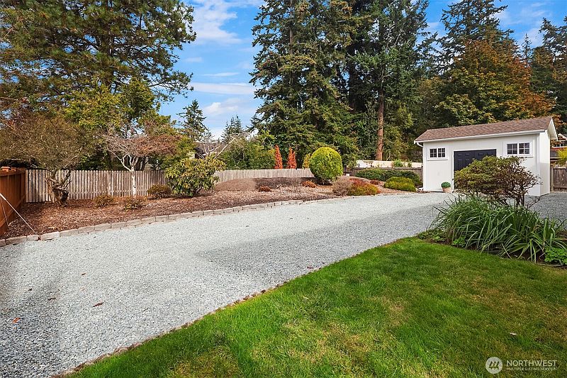 4th image of 381 MacBrae Drive