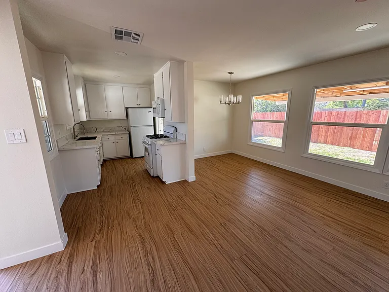 764 W Flora St — Photo 3