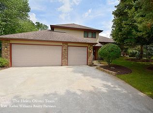 2 Fox Hunt Trl, Hawthorn Woods, IL 60047