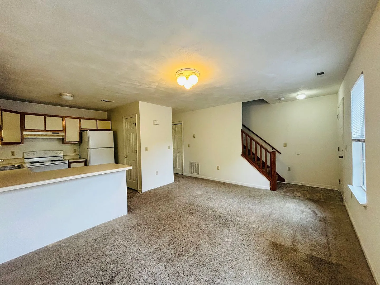 4 Bedroom 2.5 half Bath Townhouse — Photo 4