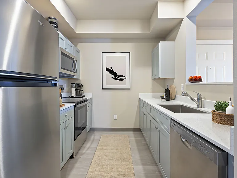 Twelve-O-Two Apartments — Photo 4