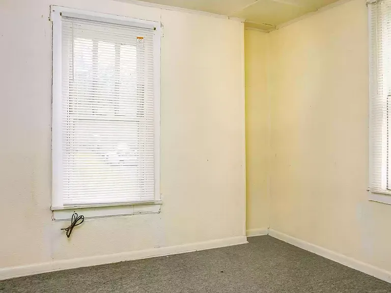 336 Stewart Street - B — Photo 8