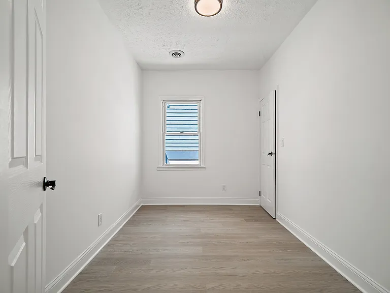 2037 W 11th St #4 — Photo 10