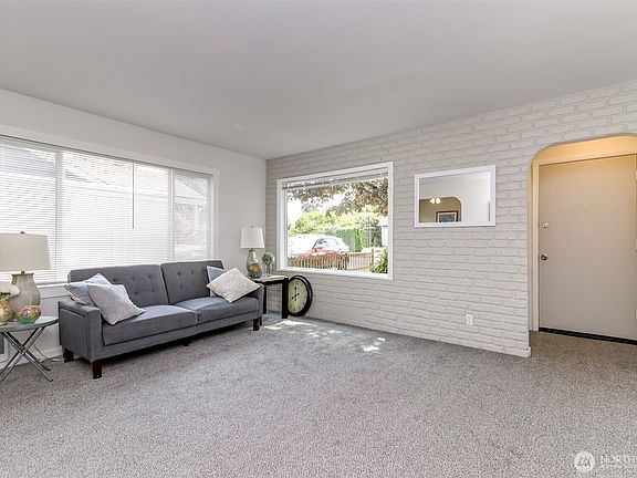 2nd image of 921 E 58th Street