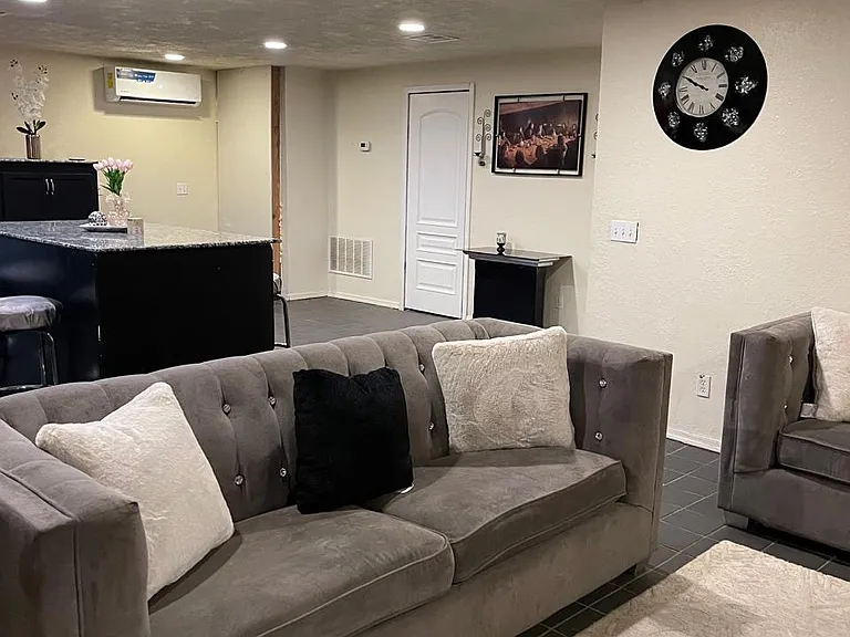 542 W Dunbar Dr — Photo 2
