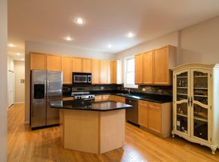 863 W Buckingham Pl, Chicago, IL 60657