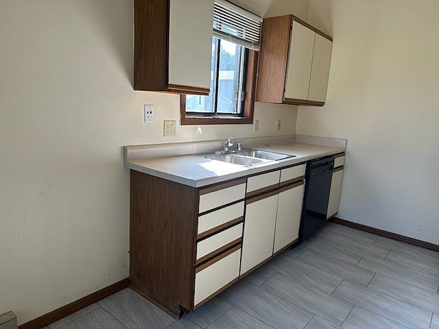 Kitchen 2 of 5
