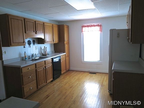 3rd image of 784 E Main St