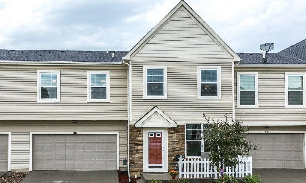3 bed, 2.5 bath, 1700 sqft, $1,985 — Photo 1