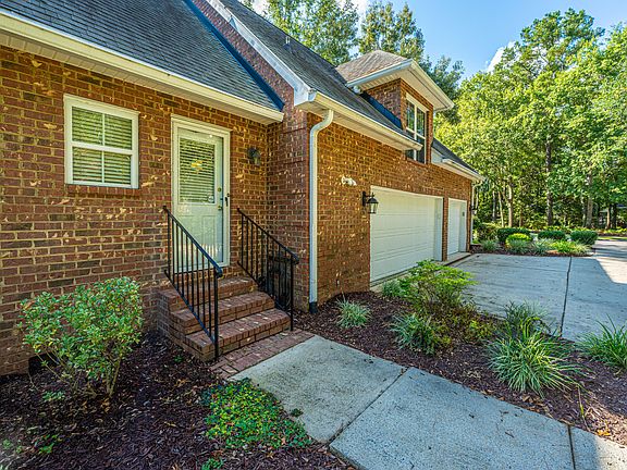 5th image of 109 Waveney Cir