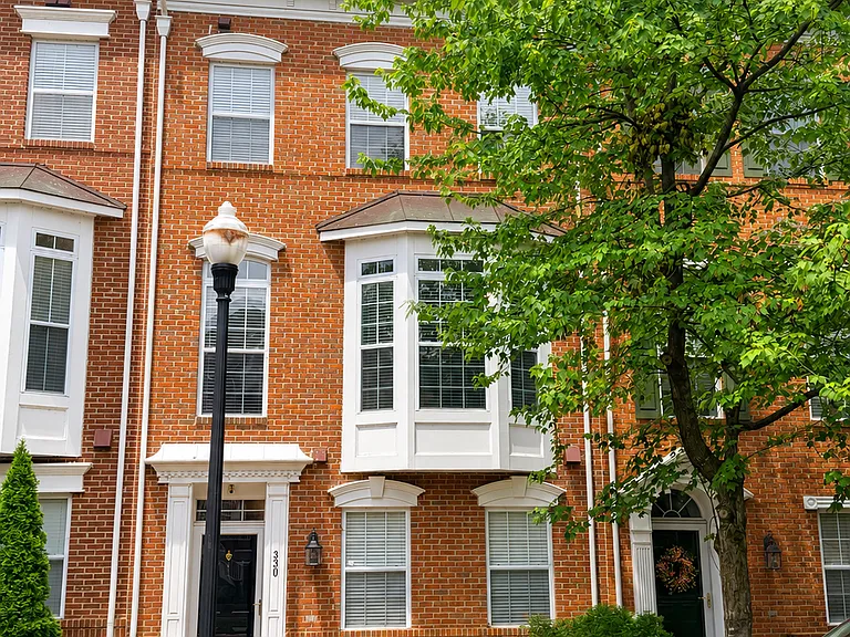 330 Cameron Station Blvd — Photo 1