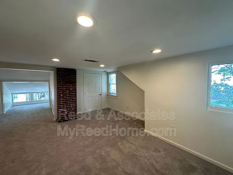 1042 Blythe St — Photo 6