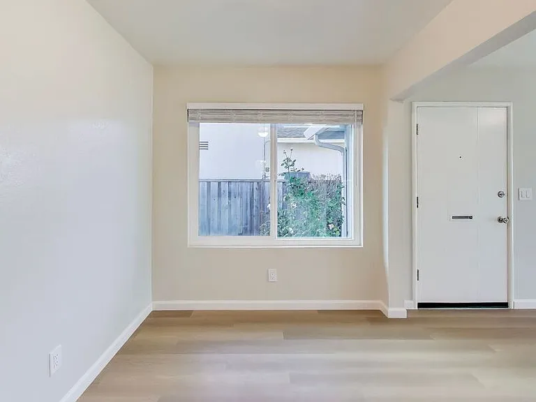 457 Ruth Ct — Photo 2