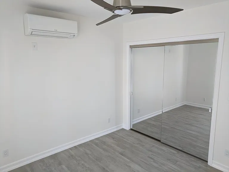 2442 Granville Ave — Photo 13