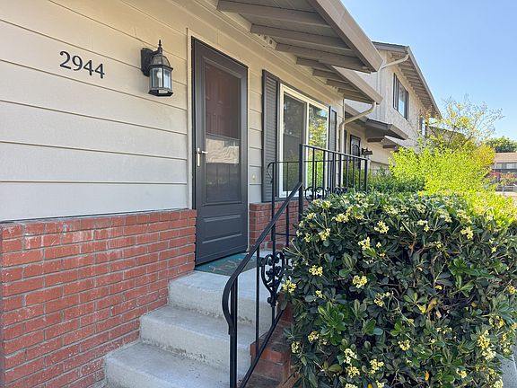 5th image of 2944 Moorpark Ave