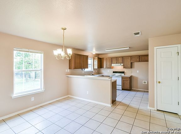 4th image of 301 Juniper St