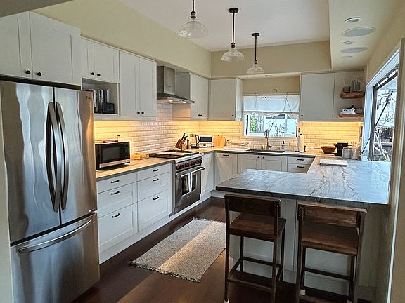 3rd image of 7154 Olivetas Ave