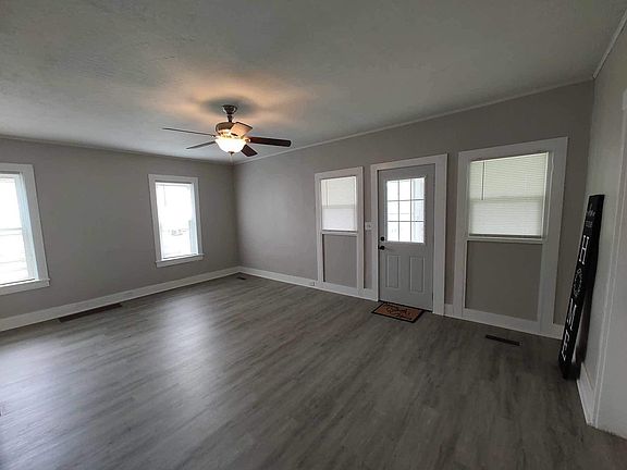 3rd image of 60 Pettit St N