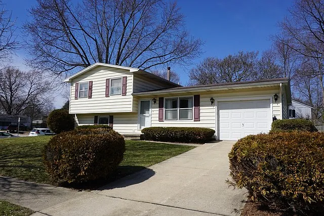 2406 Southwood Dr photo 1
