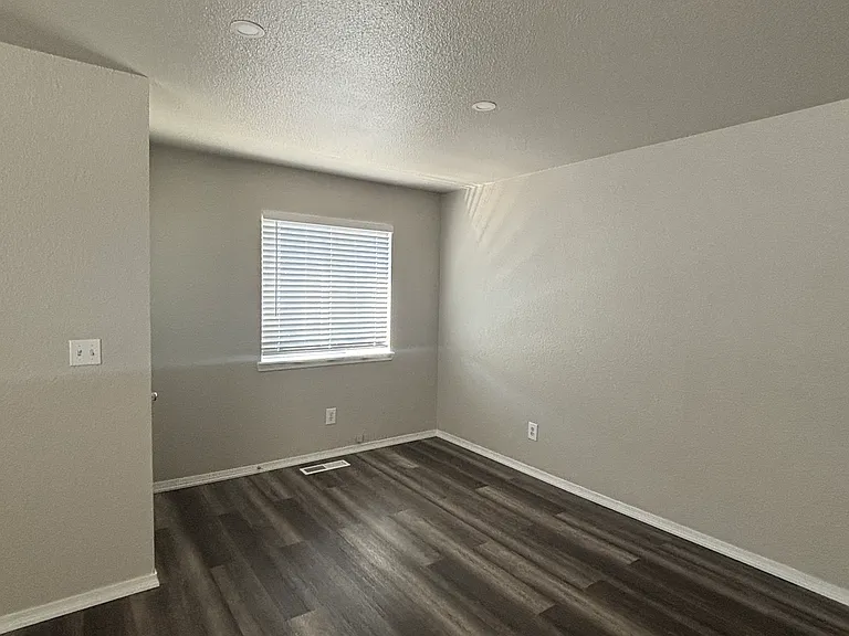 814 SE 9th St — Photo 4