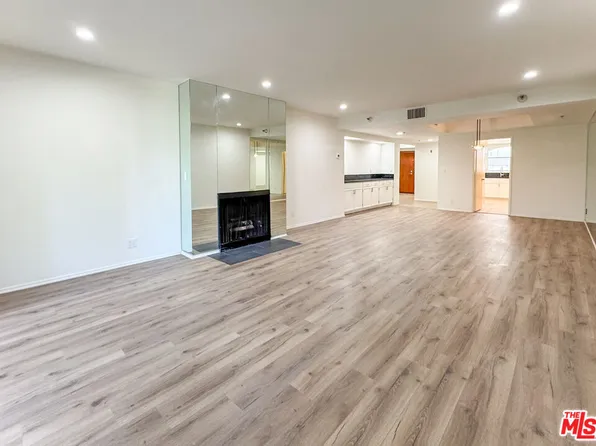 410 S Barrington Ave APT 205, Los Angeles, CA 90049