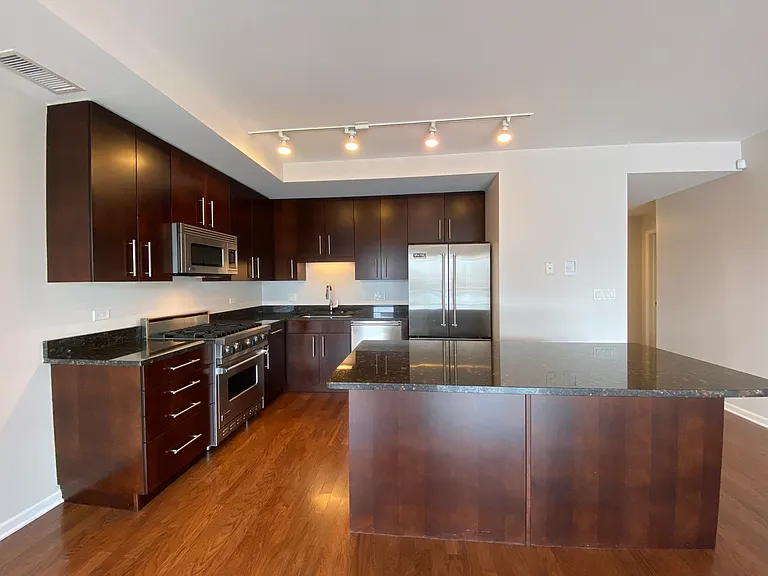 744 W Fullerton Ave #401 — Photo 3