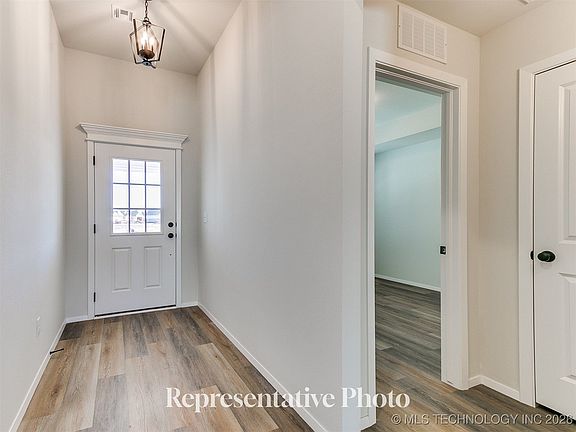 5th image of 3814 W Laredo St