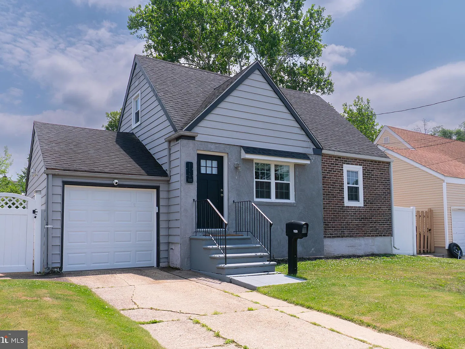 3 bed, 1.5 bath, 1038 sqft, $2,700 — Photo 2