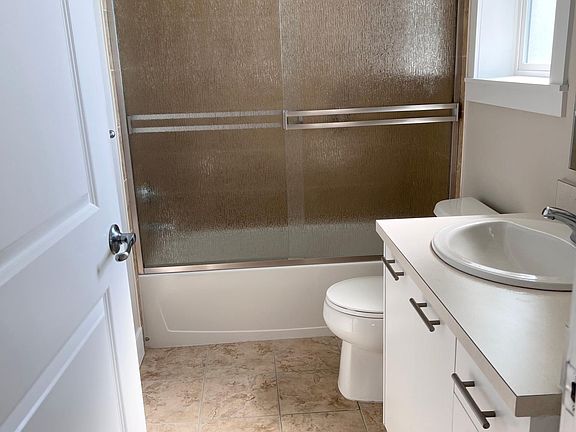 Upper level bathroom1 for bedroom1.