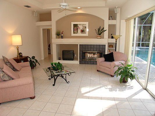 Large Family Room w/Fireplace