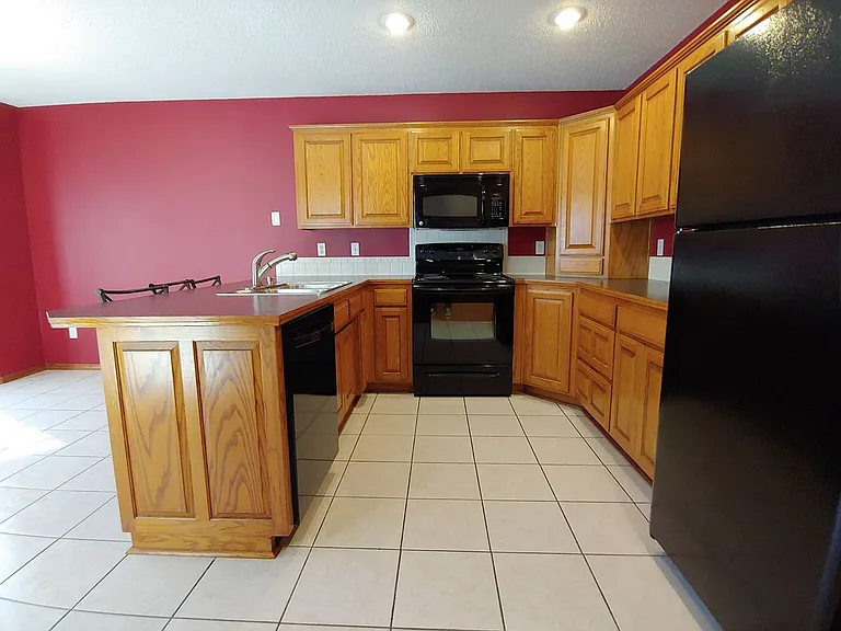 2112 Ford St — Photo 4