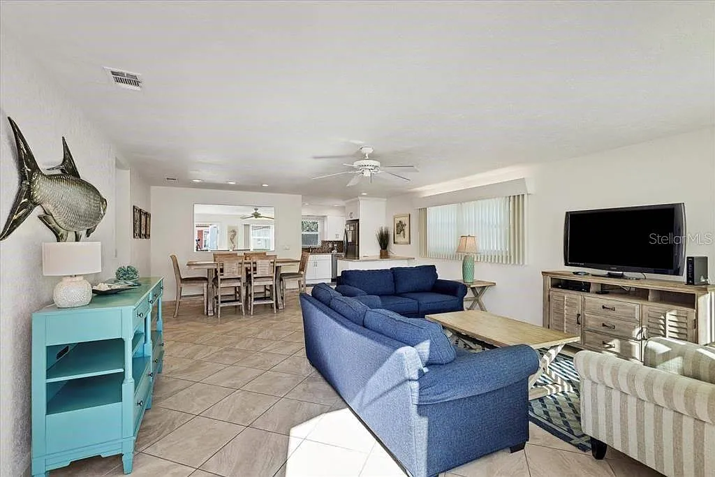 2 bed, 2.0 bath, 1190 sqft, $6,930 — Photo 2