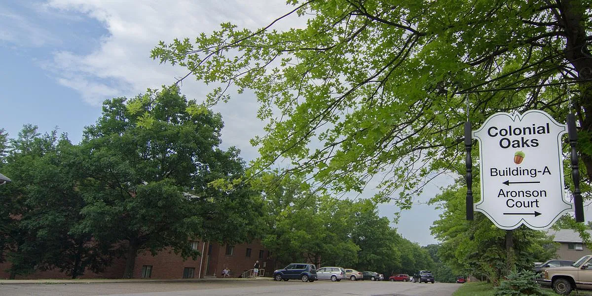 Colonial Oaks Apartments — Photo 1