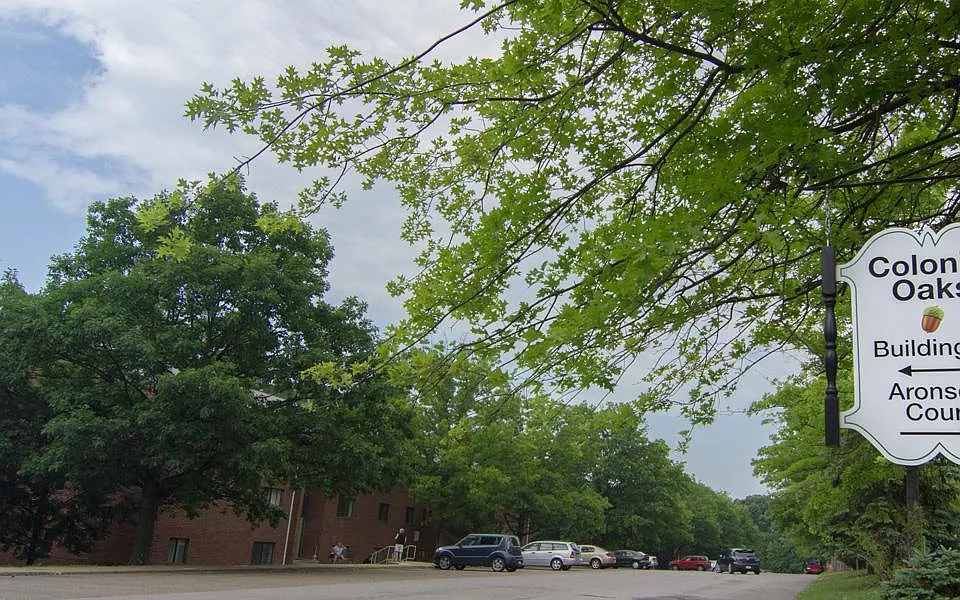 Colonial Oaks Apartments