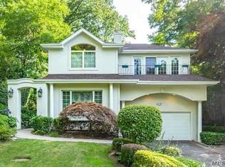 105 Myrtle Dr, Great Neck, NY 11021