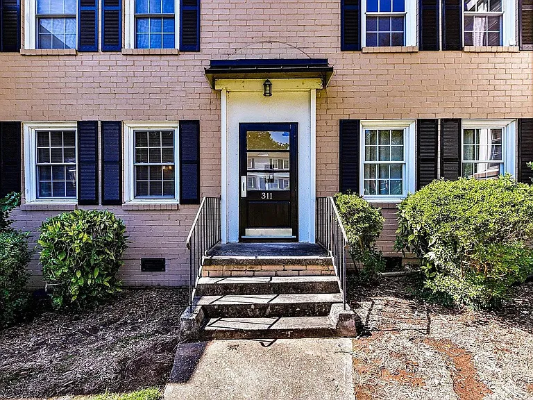 311 Wakefield Dr #B — Photo 2