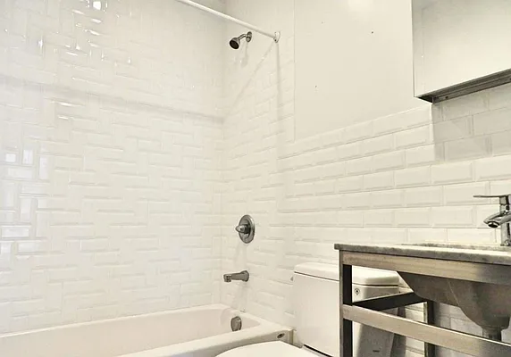 Rented by Delmark Realty LLC | media 52