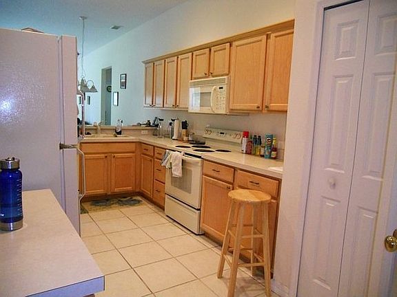 4th image of 690 Lakeworth Cir