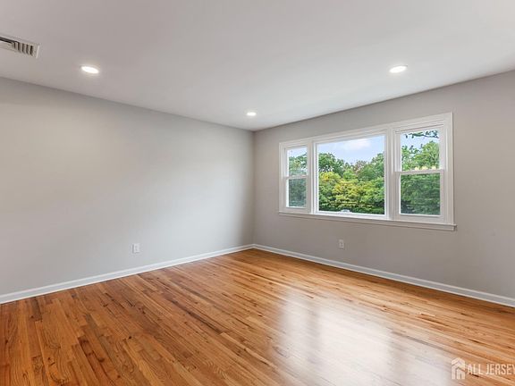 5th image of 273 W Indiana Ave