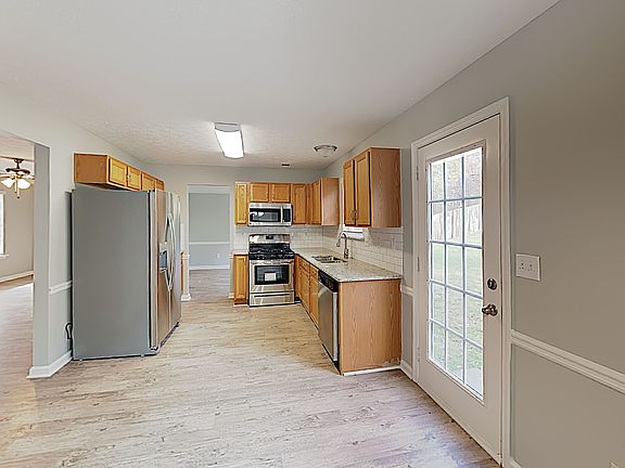 5th image of 415 Aristocrat Dr