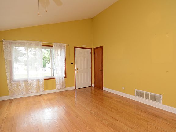 2nd image of 1555 Larry Ln