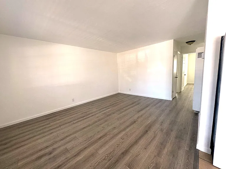 302 Dumont Ave — Photo 9
