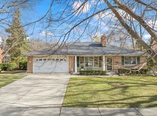 520 Roslyn Rd, Grosse Pointe Woods, MI 48236